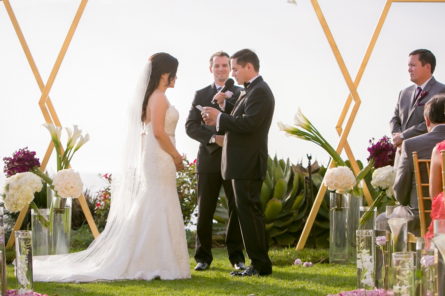 20_Ritz Carlton Laguna Niguel Wedding by KLK Photography_Modern Ceremony Hexagon Altar